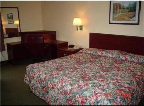 King Room - Smoking  at Country Hearth Inn-Union City, photo 3